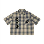 Studio Ruban Cruz Plaid Boxy Short Sleeve Shirt mit Augen- und Kussmund-Print. Beige, Blau.