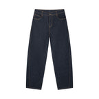 Studio Ruban Knox Vintage Wash Barrel Leg Jeans in dunkelblauem Denim mit mittlerer Leibhöhe und geschwungener Silhouette.