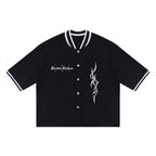 Studio Ruban schwarzes Baseballtrikot mit weißem Kragen und Ärmelbündchen, weißem Tribal-Print und Logo