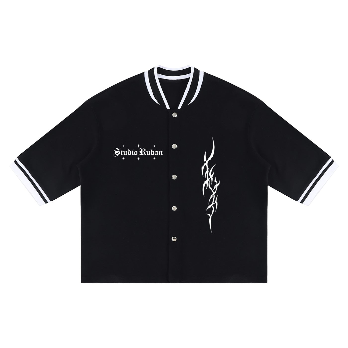Studio Ruban schwarzes Baseballtrikot mit weißem Kragen und Ärmelbündchen, weißem Tribal-Print und Logo