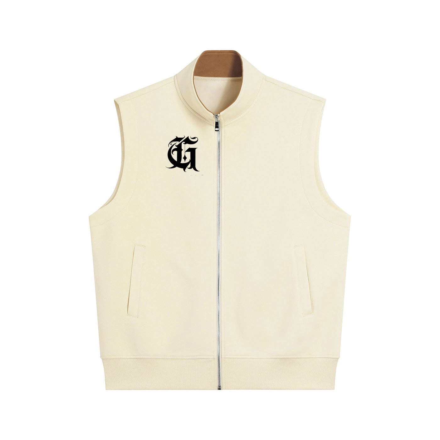 Studio Ruban Vex Heavyweight Vest in Creme. Baumwoll-Polyester-Mischung mit Reißverschluss und schwarzem Logo-Aufdruck.